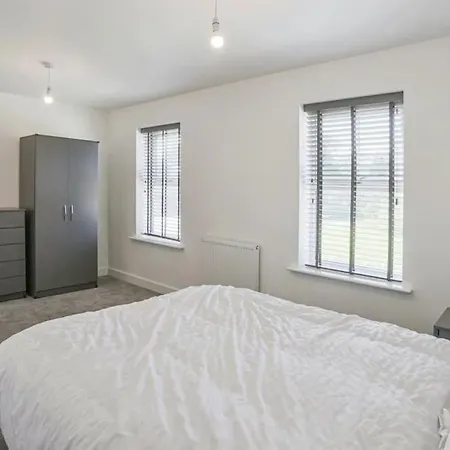 Family & Contractor Friendly 4-br In Leeds Holiday home *