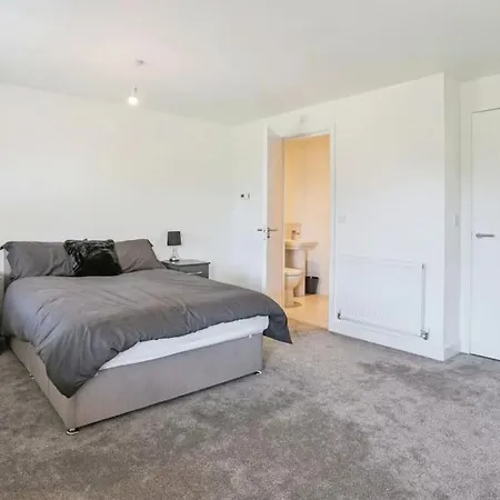 Family & Contractor Friendly 4-br In Leeds Holiday home Leeds (West Yorkshire)