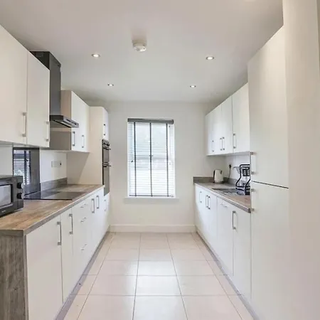 Family & Contractor Friendly 4-br In Leeds * Leeds (West Yorkshire)
