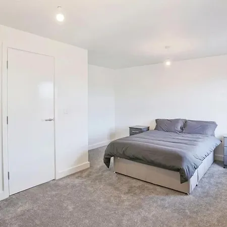 Holiday home Family & Contractor Friendly 4-br In Leeds *
