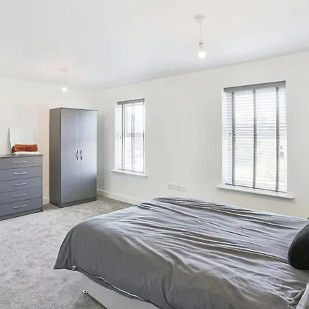Family & Contractor Friendly 4-br In Leeds