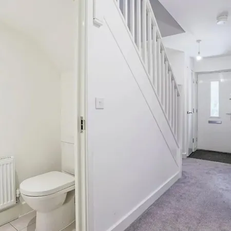 Family & Contractor Friendly 4-br In Leeds Holiday home