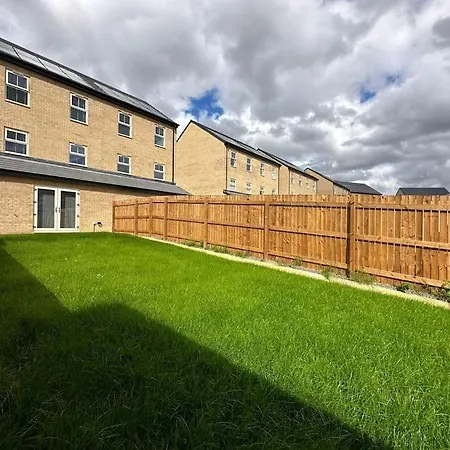 Family & Contractor Friendly 4-br In Leeds Holiday home *