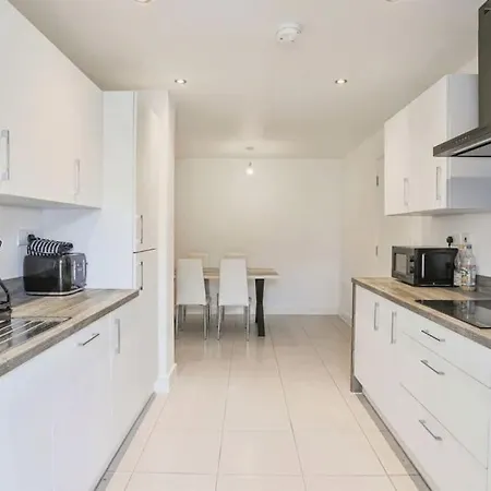 Family & Contractor Friendly 4-br In Leeds Leeds (West Yorkshire)