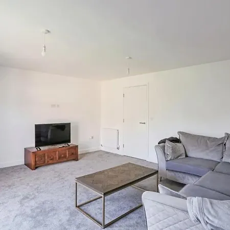 Family & Contractor Friendly 4-br In Leeds Holiday home