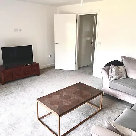 Family & Contractor Friendly 4-br In Leeds